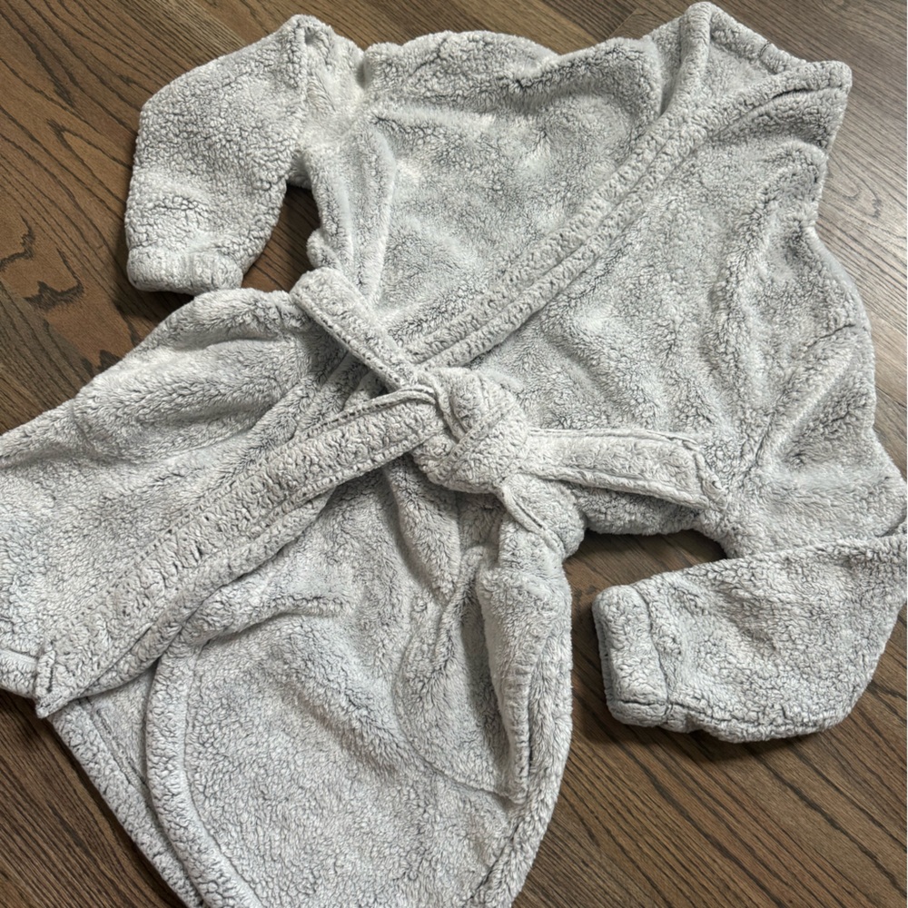 Aerie Grey Sherpa Robe! - Picture 2 of 6